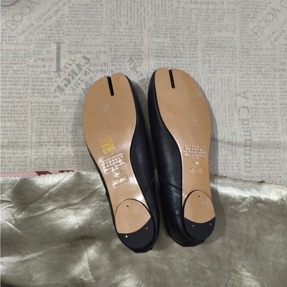 Maison Martin Margiela Black Split-Toe Leather Ballet Flats - Picture 9 of 11